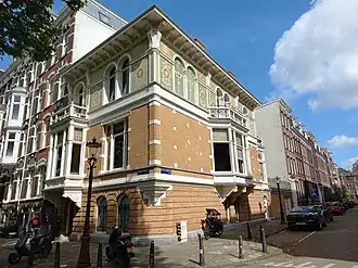 Hoek Nicolaas Witsenkade en Pieter Pauwstraat tussen baksteen panden (juni 2024)