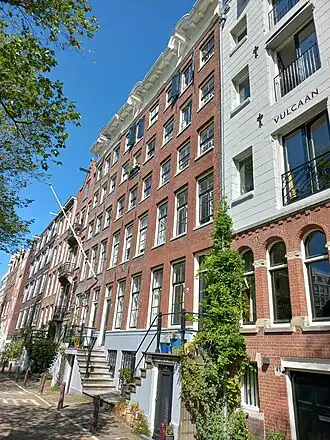 Centraal: drieluik Nieuwe Keizersgracht 35-37-39 (vlnr, juni 2024)