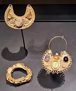 Gouden oorhangers en stafversiering (ca. 1000-1050), gevonden in Schellinkhout en het Friese Opsterland