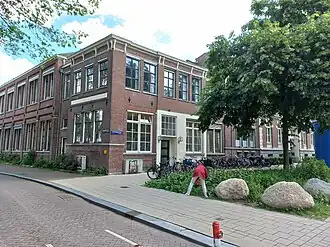 Hoek Reguliersgracht-Weteringschans (witte portaal (juni 2024)