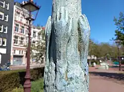 Handen op een poort (april 2024)