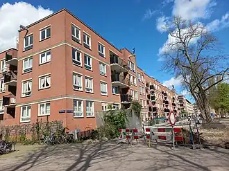 Bouwblok 22-38 met in het midden kunstwerk (april 2024)