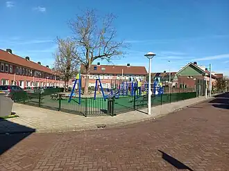 Overzicht Texelplein met 1-7 in het midden links ingang Vlielandstraat rechts ingang Terschellingstraat (maart 2024)