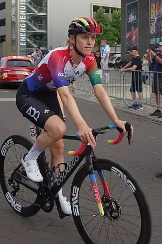 Lizzie Holden bij de Tour de France Femmes 2024