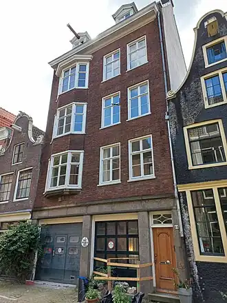 Utrechtsedwarsstraat 6-8 tussen twee gebouwen met klokgevels (juni 2024)