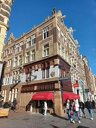 Rokin 72 met hoog in de top, de aap met verrekijker, links midden Zacharias Jansen (oktober 2024)