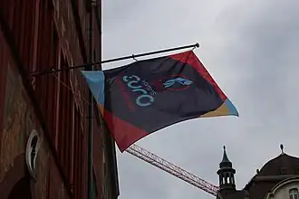 Een vlag met het logo van het toernooi in Bazel