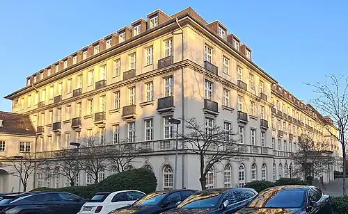 Zij- en hoofdgevel vanuit het westen