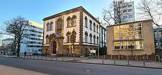 Universiteitsgebouwen in de Wüllnerstraße (2025). Links op de hoek het studentenservicecentrum SuperC. Daarnaast het laat-19e-eeuwse Institut für Statistik