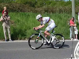 Winnaar Tadej Pogačar solo op de Côte des Forges