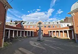 Colonnades en obelisk in Charles Voscour, Maastricht (Charles Vandenhove, 1994)