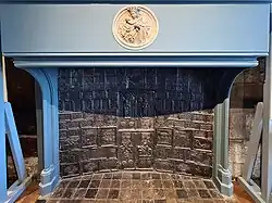 Schouw met reliëf en bewerkte haardstenen