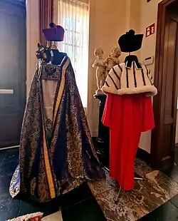 Geëxposeerde proosten- en kanunnikenkleding