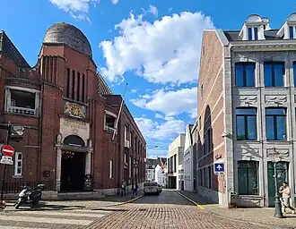 De Statenstraat vanaf het Vrijthof (2025). Links het vm. hoofdpostkantoor; rechts op de achtergrond de dienstingang van het Theater aan het Vrijthof