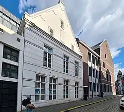 Statenstraat 11/11A (witte puntgevel)