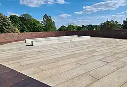 'Leeg' platform met zitbanken (anno 2025)