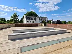 'Leeg' platform met zitbanken (anno 2025)