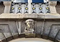 Idem: gebeeldhouwde sluitsteen en balkon