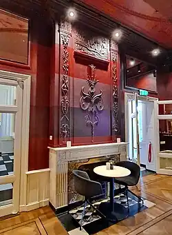 Schoorsteenmantel salon westvleugel, nu theatercafé