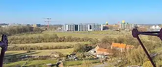 Uitzicht vanaf de 9e etage van het Klinikum op het Rabental met het landgoed Melaten (voorgrond) en daarachter de campus Melaten-Noord (2025)