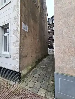 Akenerstraat met steegje naar Waalse kerk, 2025