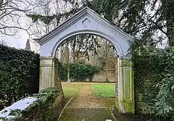 Toegangspoort begraafplaats