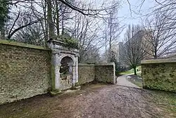 Deels vernielde beeldennis