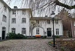 Westvleugel vanaf binnenplaats