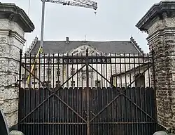 Entreehek en hoofdgebouw