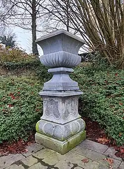 Tuinvaas op historische(?) sokkel