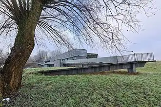 Voormalig politiebureau, gezien vanuit het noordoosten. Op de voorgrond de geknikte hellingbaan