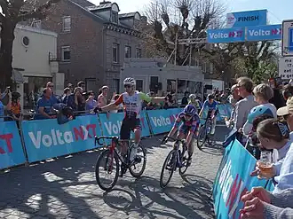 Dion Smith verslaat Frank van den Broek in de sprint