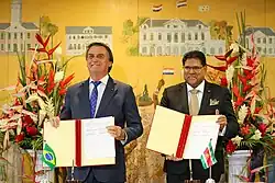 Bolsonaro en president Chan Santokhi tijdens een staatsbezoek aan Suriname in 2022
