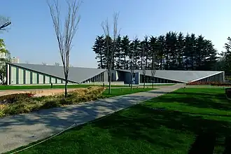 21_21 DESIGN SIGHT(rechts)samen met haar zustergebouw