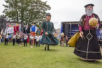 Dansende reuzen op het Mercatoreiland: Mercator met zijn attributen en daarachter Kamiel