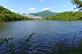 rivier de Takano met de berg Nyoigatake, gezien vanuit de Takano-brug