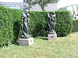 Beelden in park bij treinstation.