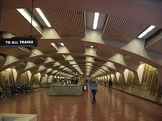 De verdeelhal boven het perron