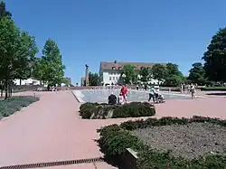 Fonteinen en monument op de achtergrond op de Marktplatz.