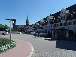 Marktplatz met op de achtergrond de Evangelische Stadtkirche.