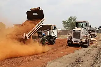 Japanse blauwhelmen werken aan de wegen in Djoeba. Het land stuurde eind 2016 een contingent van 350 manschappen.[1]