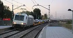 Locomotief 253065 met goederentrein passeert El Casar op 4 oktober 2012