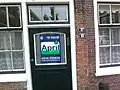 Lage woning onder zadeldak met rechte kroonlijst. Vormt een geheel met de buurnummers 31-33-35