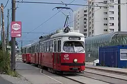 De tram in de Kürschnergasse vlak voor de opening van de vervangende metro.