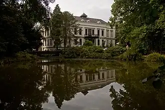 Het 19e-eeuwse landhuis gezien vanuit de tuin