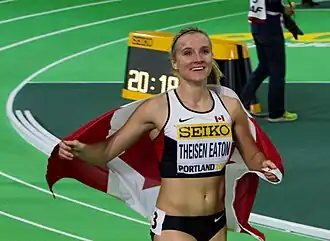 Brianne Theisen-Eaton viert haar overwinning op de WK indoor van 2016 in Portland.