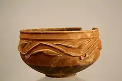 Romeins geverfd kommetje, versierd met blaadjes. In 1968 opgegraven bij castellum Nigrum Pullum.