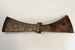 IJzeren dubbele bijl, Romeinse tijd. Opgegraven in 1974.