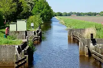 Sluis in het Veendiep nabij de aansluiting met het B.L. Tijdenskanaal