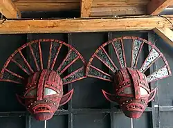 Twee maskers uit de uitvoering van Mozart's Die Zauberflöte op het festival in 2014